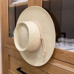 Bre Straw Hat . 57 s/m. Worn once. Sold out on site.